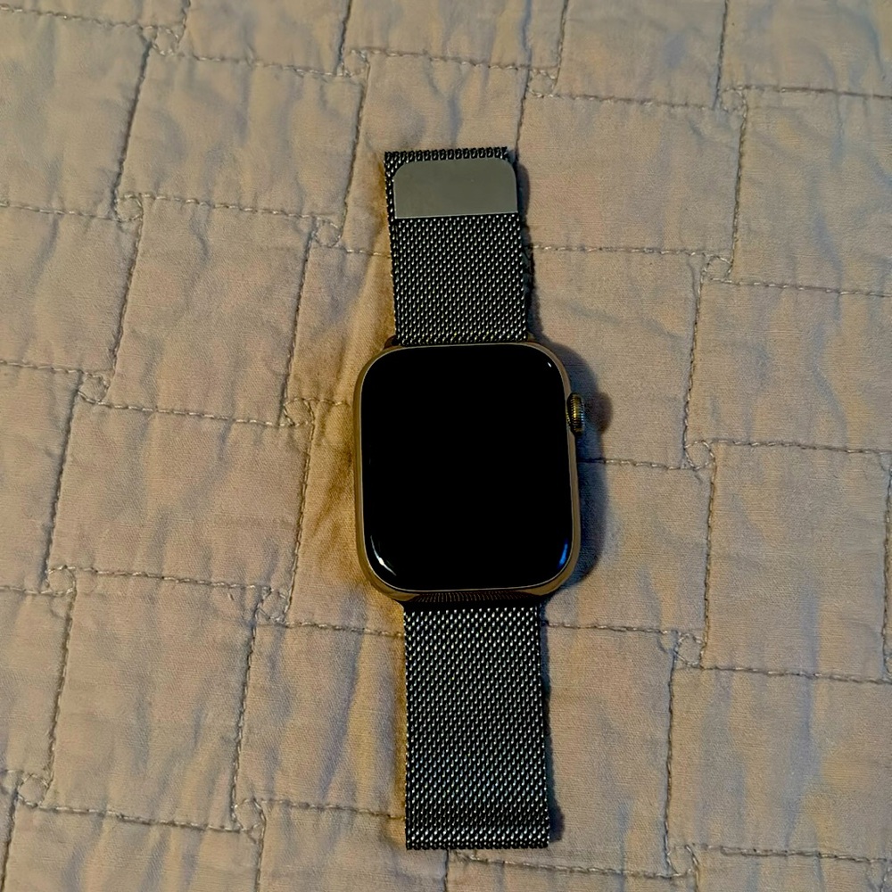 Gold Milanese Apple Watch Series 7 45mm Screen
